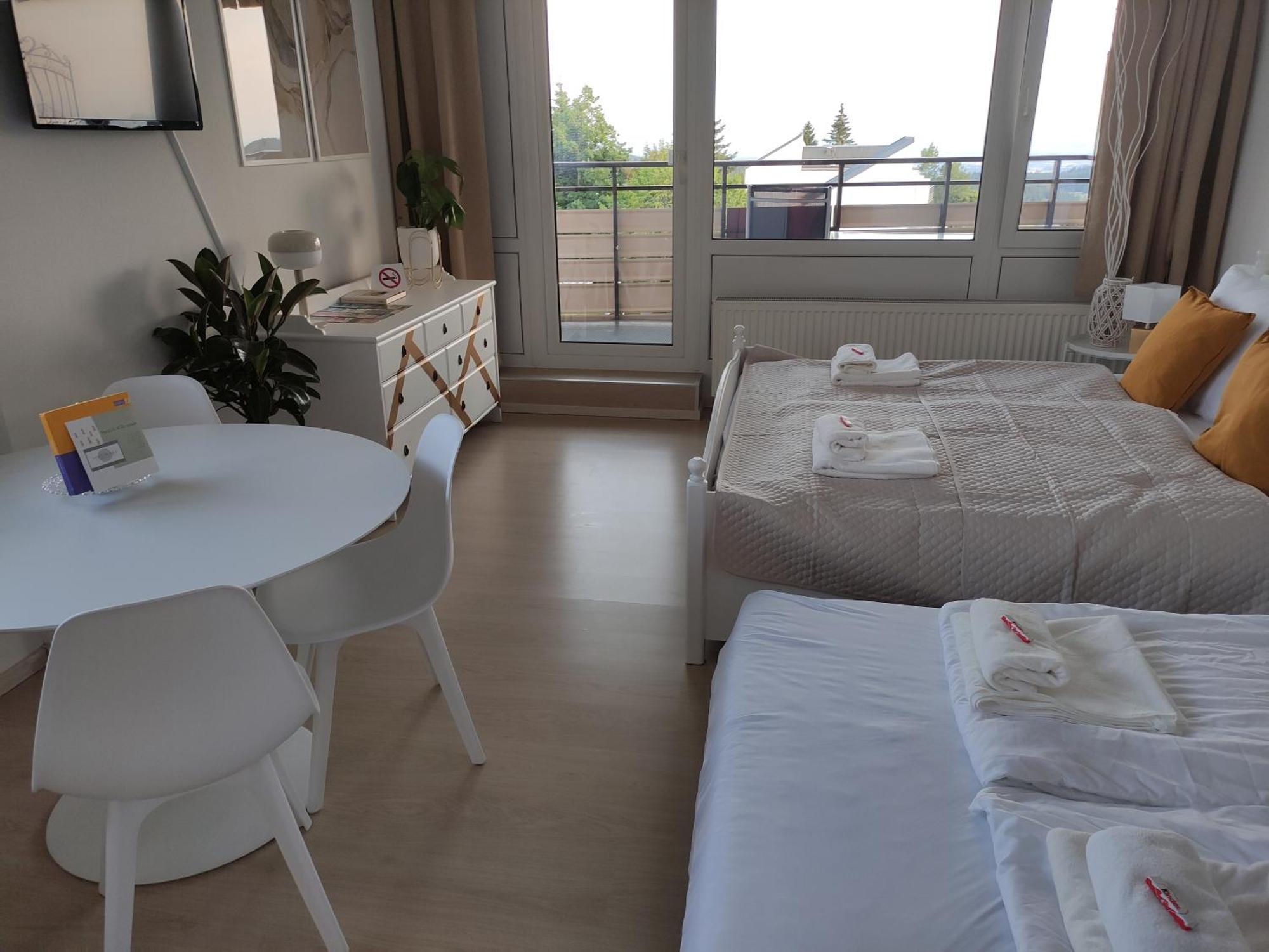 Apartment Pools, Sauna Und Balkon Mit Panoramablick